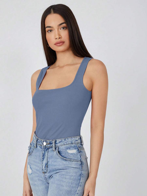 Camiseta básica de cuello cuadrado