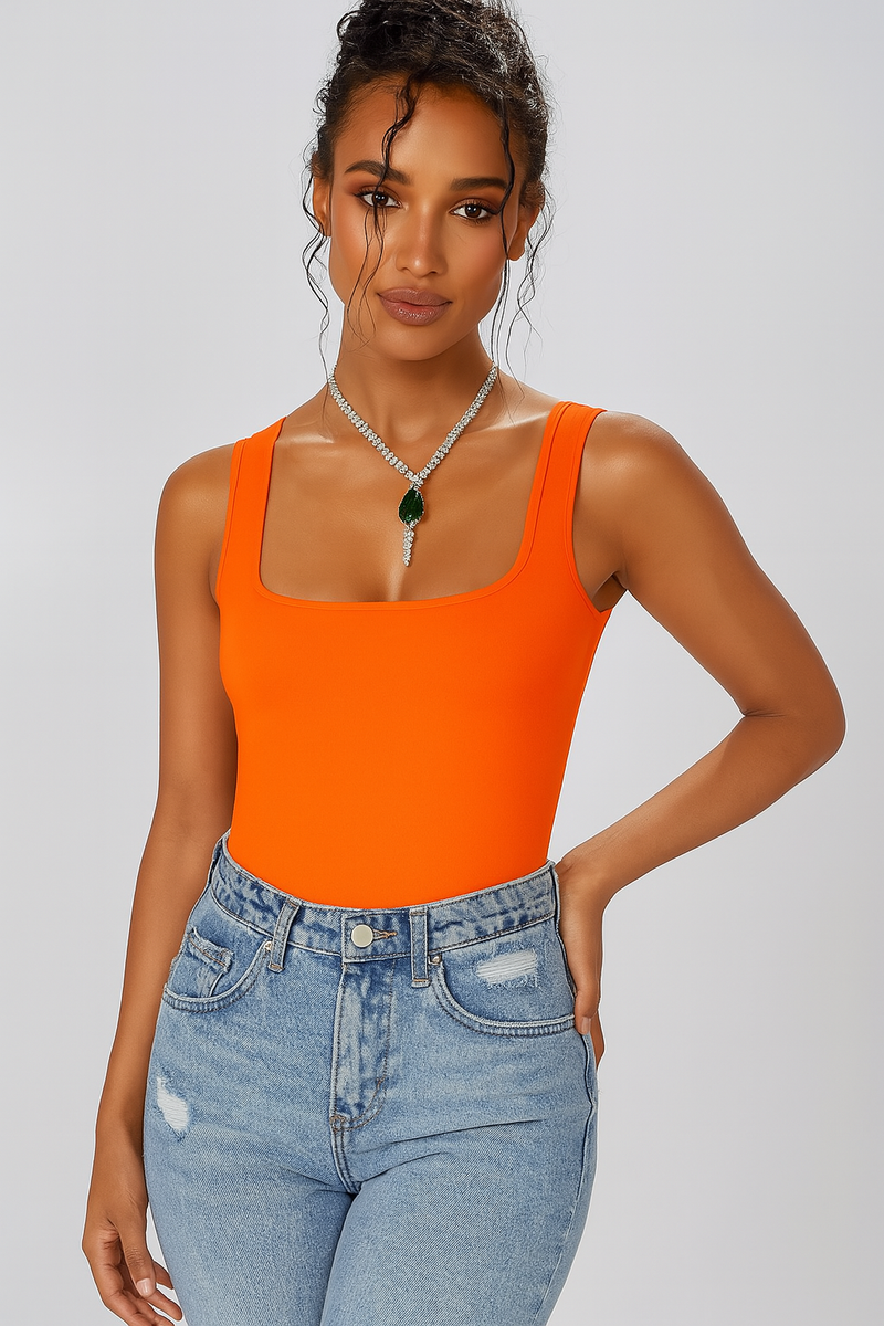 Camiseta básica de cuello cuadrado